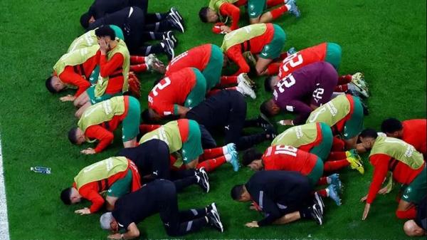 pemain maroko sujud syukur Seluruh pemain Maroko dan staf langsung sujud syukur usai mengalahkan Spanyol untuk lolos ke babak perempat final Piala Dunia 2022 Qatar. (FOTO : REUTERS/Fabrizio Bensch)