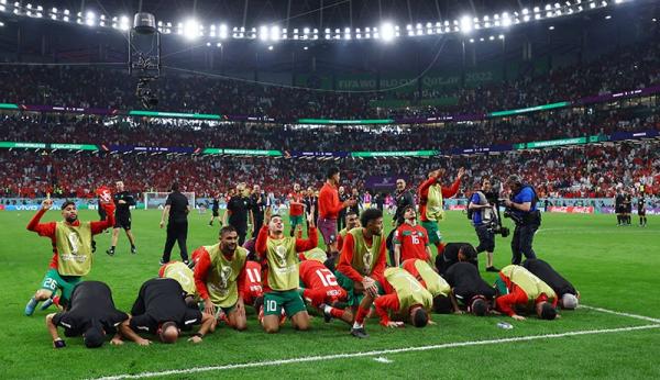 Viral pemain Maroko baca surat Al Fatihah sebelum hajar Spanyol di adu penalti babak 16 Besar Piala Dunia 2022. (Foto: REUTERS/Bernadett Szabo)