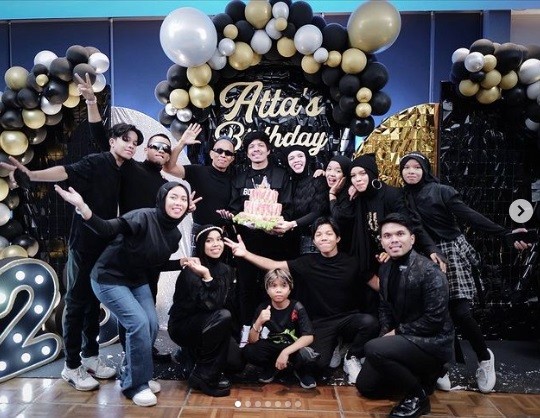 Artis punya adik banyak. (Foto: Instagram)