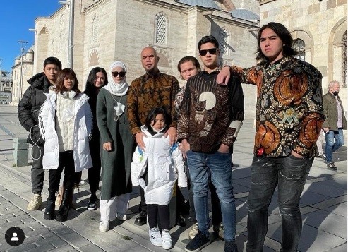 Artis punya adik banyak. (Foto: Instagram)