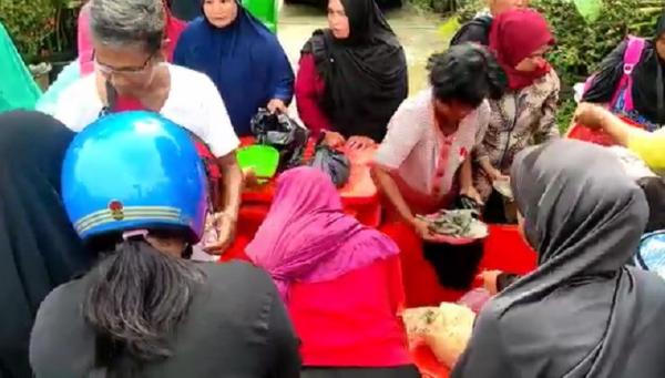 Pemilik truk membagikan udang kepada warga. (Foto: Rizki Ramadhani)