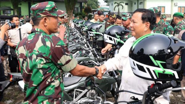 Menhan Prabowo Subianto menyerahkan bantuan sepeda motor untuk Babinsa (Kemenhan)