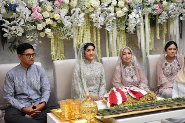 Erina Gudono saat mengikuti Pengajian dan khataman Al-Qur'an di rumahnya. (Foto : tim media center/Rusman)