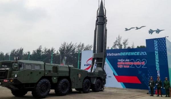 Petugas menunjukkan barang bukti sabu-sabu yang disita dari tersangka SN. (foto: istimewa)