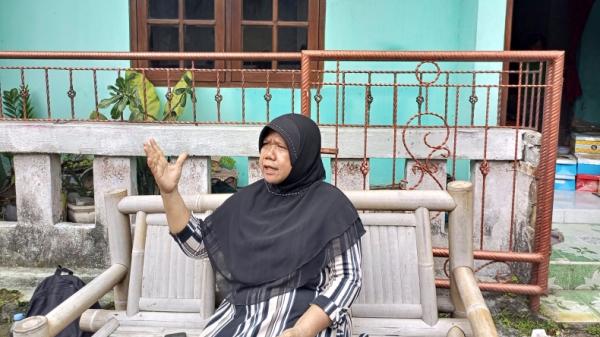 Sarjinem Kisah Erina Gudono kecil ini diceritakan oleh pengasuhnya dahulu, Sarjinem (56). Dia sudah mengasuh Erina sejak usia 2,5 tahun (Yohanes Demo/MNC Portal)