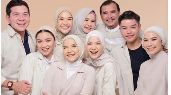 Artis punya adik banyak. (Foto: Instagram)