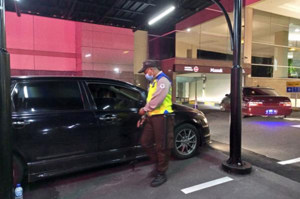 Petugas keamanan mal Plaza Ambarrukmo atau Amplaz saat melakukan pemeriksaan kendaraan pengunjung. (Foto : MPI/Yohanes Demo