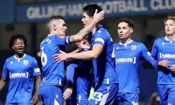 Elkan Baggott Piala FA puji gol berkas Elkan Baggott ke gawang Dagenham and Redbridge, Jumat (9/12) dini hari WIB. Mereka menilai gol bek Timnas Indonesia itu fantastis. (Foto: Twitter/@EmiratesFACup)