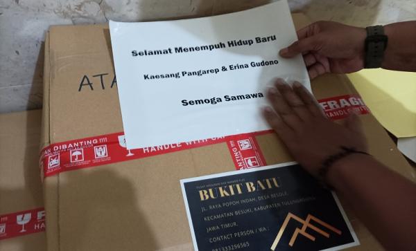 kado wastafel Kado wastafel dikirimkan untuk pernikahan Kaesang-Erina. (Foto: MPI/Solichan Arif).