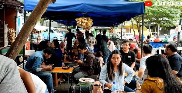 Tahu Gejrot Bang Jack 2 Suasana lokasi Tahu Gejrot Bang Jack. (Foto: YouTube Jajan Ranger)