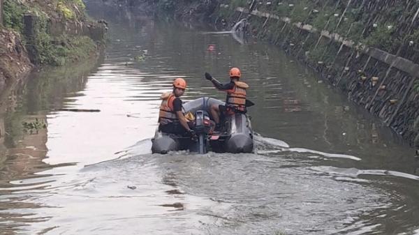 Bocah Terseret Arus Kali Cakung, Tim SAR Cari dengan Perahu Karet hingga Penyelaman