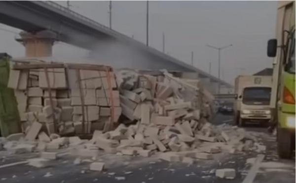 Truk Angkut Hebel Terguling di Tol Japek Bekasi, Muatan Berserakan Sebabkan Macet