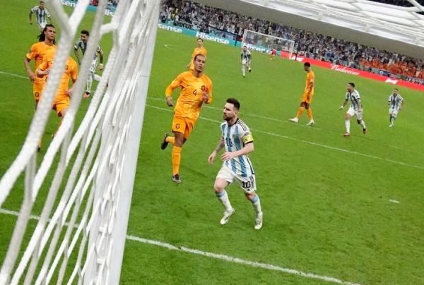 Messi argentina Duel Belanda dan Argentina masih imbang 2-2 di babak tambahan pada perempat final Piala Dunia 2022. Laga pun dilanjut di adu penalti. (foto: REUTERS)