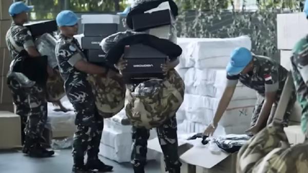 Mabes TNI membagikan perlengkapan operasi hasil desain Panglima TNI Jenderal TNI Andika Perkasa kepada prajurit yang akan bertugas menjalankan misi perdamaian. (Foto: Youtube Jenderal Andika Perkasa).