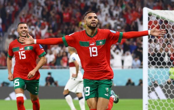 Striker Maroko Youssef En-Nesyri Striker Maroko, Youssef En-Nesyri merayakan gol ke gawang Portugal pada laga perempat final Piala Dunia 2022 di Stadion Al Thumama, Sabtu (10/12). (Foto: REUTERS)