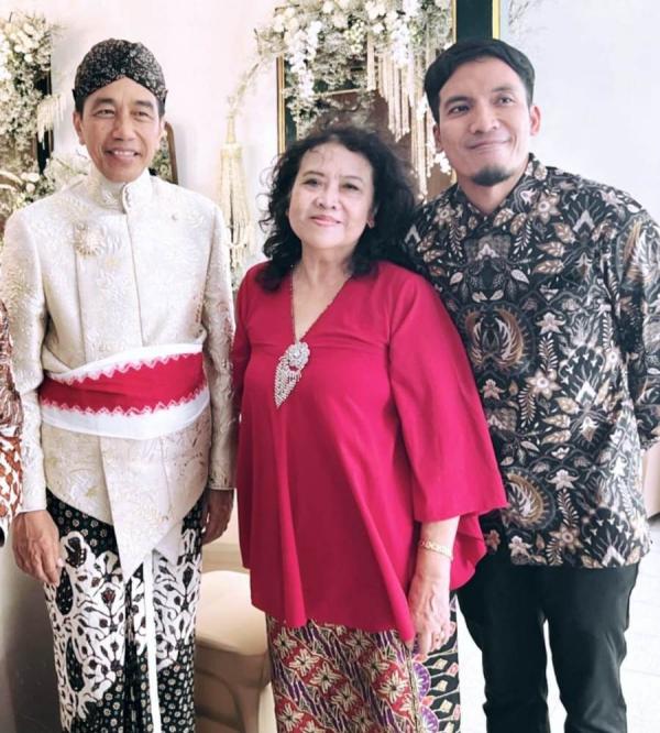 Desta Antarkan Ibunda Bertemu Jokowi