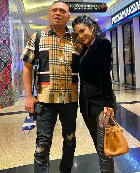 Artis cantik terkaya di Indonesia. 