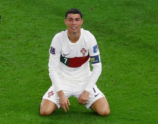 Cristiano Ronaldo kecewa Portugal Raut kecewa tampak di wajah Cristiano Ronaldo usai timnya Portugal dikalahkan 0-1 melawan Maroko pada laga perempat final Piala Dunia 2022 di Stadion Al Thumama, Doha, Qatar, Sabtu (10/12). (Foto: REUTERS)