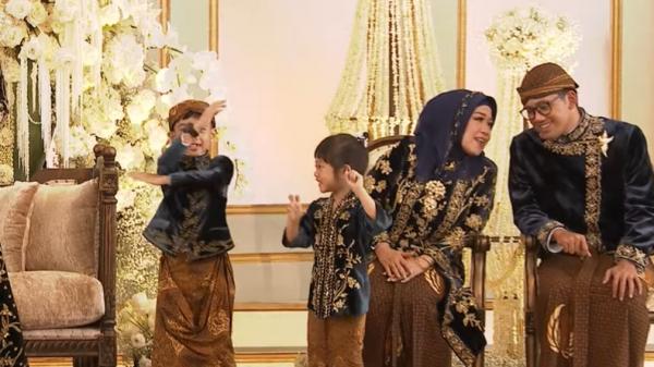 Jan Ethes dan Sedah Mirah terlihat berjoget di panggung pelaminan (YouTube Presiden Joko Widodo)