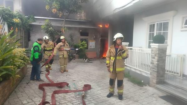 Kebakaran Landa Rumah di Matraman Jaktim, 13 Mobil Damkar Dikerahkan