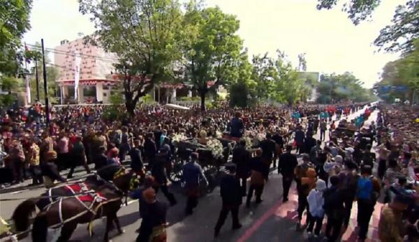 Pengantin Kaesang Pangarep dan Erina Gudono menaiki kereta kencana menuju Pura Mangkunegaran hari ini. (Foto tangkapan layar).