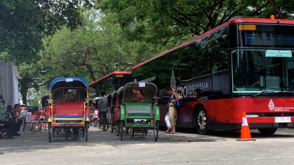 Acara ngunduh mantu putra Presiden Jokowi,  Kaesang Pangarep dengan Erina Gudono, turut melibatkan penarik becak. (Jonathan Simanjuntak/MNC Portal)