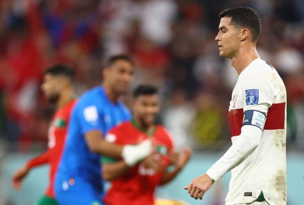 Raut kecewa Cristiano Ronaldo Raut kecewa tampak di wajah Cristiano Ronaldo usai timnya Portugal dikalahkan 0-1 melawan Maroko pada laga perempat final Piala Dunia 2022 di Stadion Al Thumama, Doha, Qatar, Sabtu (10/12). (Foto: REUTERS)