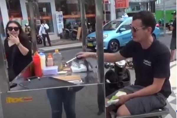 Tyler, bule asal Inggris menjajakan burger keliling di Kuta, Bali. (Foto: iNews/Indira Arri)