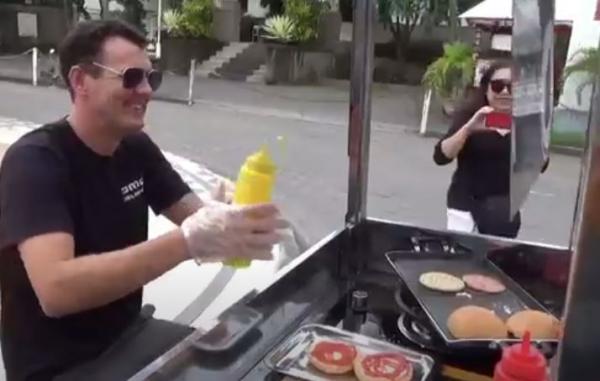 Tyler de Lorean jualan burger keliling di Kuta, Bali. (Foto: Indira Arri)