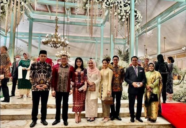 Hary Tanoesoedibjo bersama Liliana Tanoesoedibjo di acara pernikahan Kaesang-Erina. (Foto: Instagram)