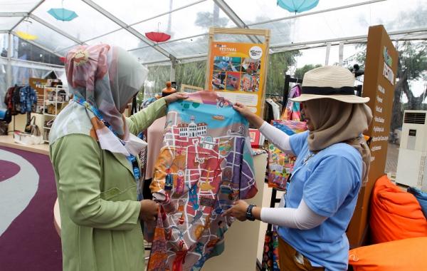 BOOTH WMM Indah (kanan) saat menawarkan produknya kepada salah satu pengunjung yang hadir di WMM 2022. (Foto: MPI/Aldhi Chandra Setiawan)