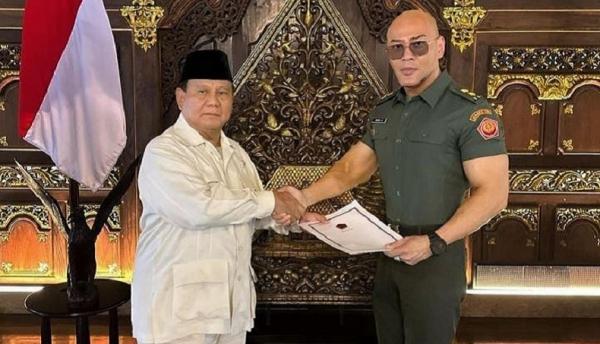 Deddy Corbuzier Deddy Corbuzier menerima pangkat Letnan Kolonel Tituler TNI. (Foto IG Deddy Corbuzier).