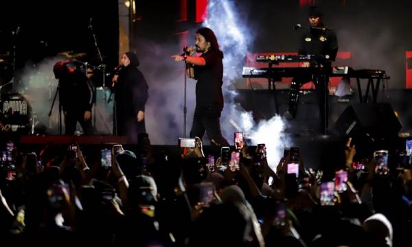 Grup musik Dewa 19 Ft. Marcello Tahitoe saat tampil membawakan lagu yang pernah hits di era 90an. (Foto: MPI/Faisal Rahman))