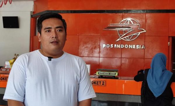 Metode penyaluran ketiga bansos tersebut dilakukan dengan cara dibagikan di Kantor Pos. (Foto: dok PT Pos)