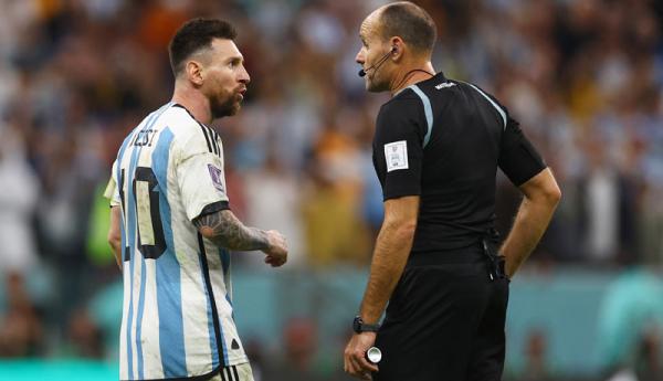 Mateu Lahoz Lionel Messi Kapten Argentina Lionel Messi membuat wasit Antonio Mateu Lahoz dari Piala Dunia 2022. (Foto: REUTERS/Kai Pfaffenbach)