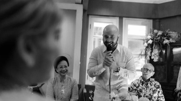 Melamar Rachel Amanda di depan keluarga besar (Foto: IG Rachel Amanda)