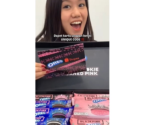 Video pendek unboxing produk Special Bundle Pack #OREOBLACKPINK. (Foto: dok Instagram @shopee_id)