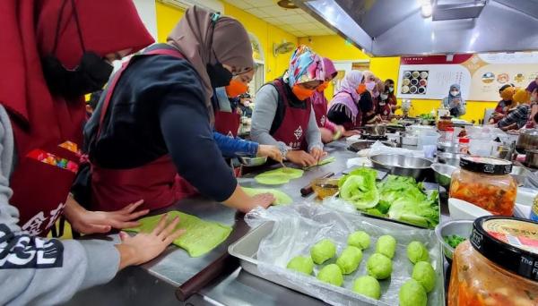Pekerja Migran Indonesia (PMI) di Taiwan mengikuti pelatihan membuat panekuk daun bawang yang didakan KDEI Taipei. (Foto: Dok.KDEI Taipei)