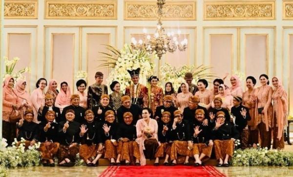 Momen Menkeu Sri Mulyani berkebaya ikutan jongkok bareng menteri laki-laki di depan Kaesang-Erina. Foto: IG Sri Mulyani