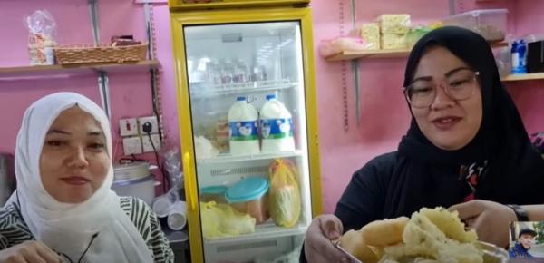 wni warung saudi Kisah sukses WNI buka warung di Arab Saudi, omzet hingga puluhan huta sehari. Foto: YouTube Kang Irlan