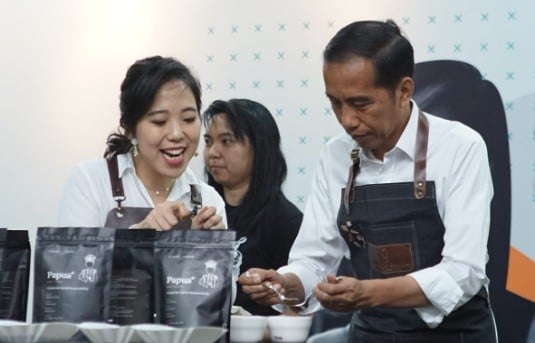 Kopi 1 Presiden Jokowi saat meracik kopi. (Foto: Istimewa)