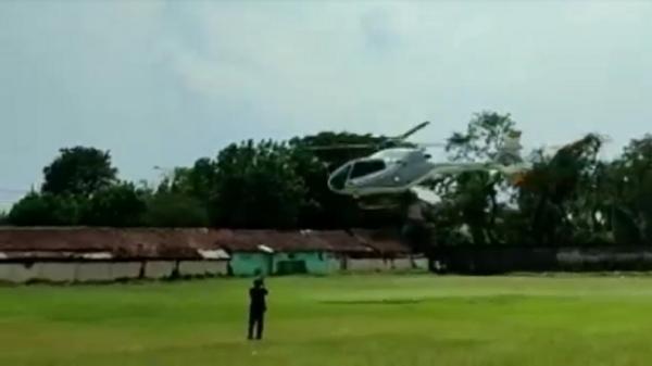 Helikopter mendarat darurat di belakang Pasar Ranggeh, Kabupaten Pasuruan, Jawa Timur. (Jaka Samudra).