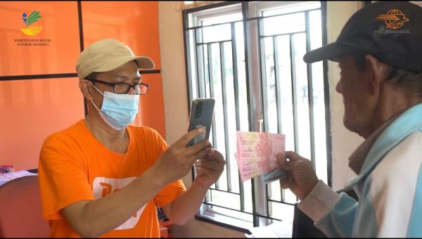 Proses penyaluran bansos kepada KPM. (Foto: dok PT Pos)