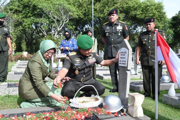 Kepala Staf Angkatan Darat (KSAD) Jenderal TNI Dudung Abdurachman berziarah ke Taman Makam Pahlawan, Kalibata, Jakarta Selatan. (Foto: Ist)