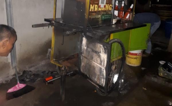 Panaskan Dagangan, Sobari Kaget Api Membesar dan Hanguskan Gerobak Baksonya