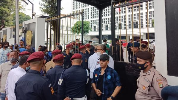 Polwan Jadi Korban Pemukulan saat Halau Massa di Depan Gedung KPU