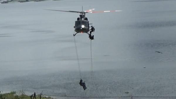 Prajurit Taipur Kostrad menyergap KKB dari berbagai penjuru, darat, air, dan udara. (FOTO: iNews/IRWAN)