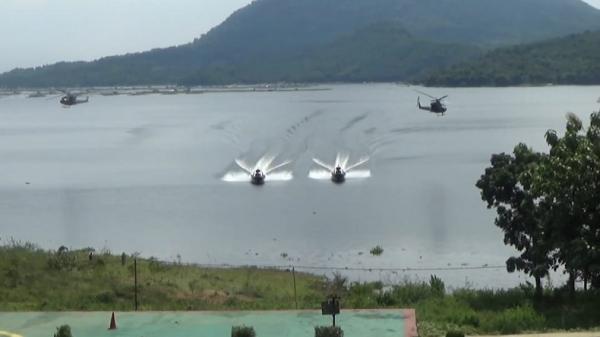 Prajurit Taipur Kostrad menyerbu markas KKB dari perairan Waduk Jatiluhur. (FOTO: iNews/Irwan)