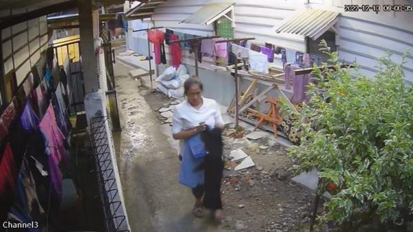 curi jemuran Perempuan yang terekam CCTV mencuri jemuran warga Bukittinggi. Aksinya terekam CCTV (Wahyu Sikumbang/MNC Portal)