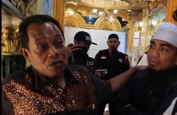 Crazy rich asal Palu, Sulawesi Tengah, Hasim Hadado (kiri). (Foto: YouTube Chand Kelvin)